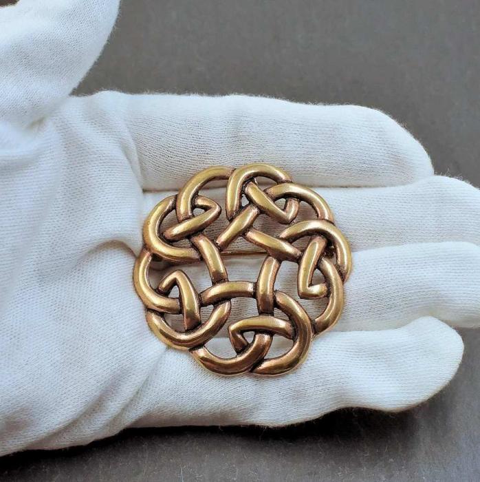 Fibel im keltischen Knotenmuster auf Hand
